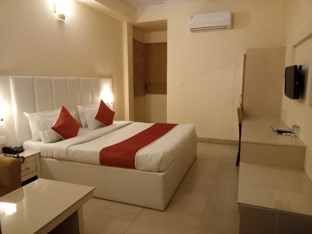 Tulip Palm Hotel Jaipur Eksteriør billede